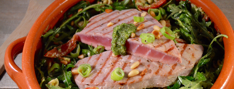 Salade pesto met gegrilde tonijn