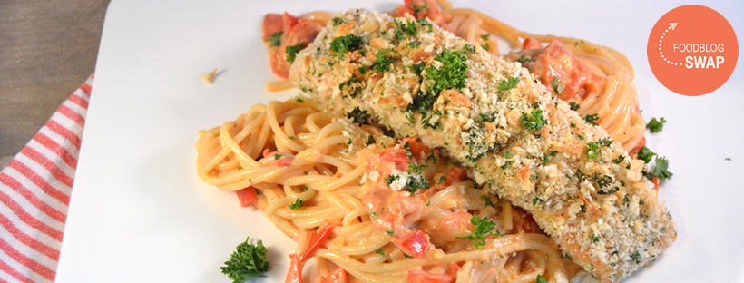 Krokante zalm met spaghetti en tomatenroomsaus