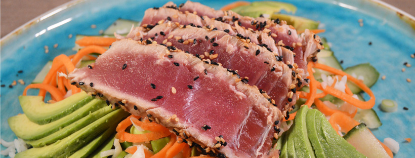 Japanse rijstsalade met gegrilde tonijn