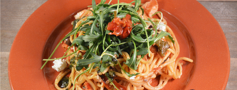 Spaghetti met gerookte kip, gegrilde groenten en geitenkaas